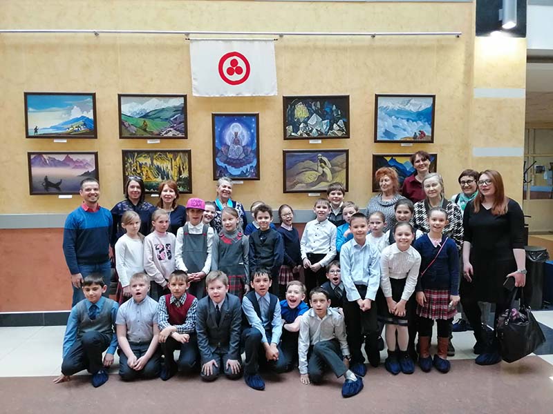 Учащиеся 3-го класса школы № 17 г. Иркутска, со своим педагогом К. П. Гузовской