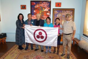 Вручение Знамени Мира монгольским альпинистам
