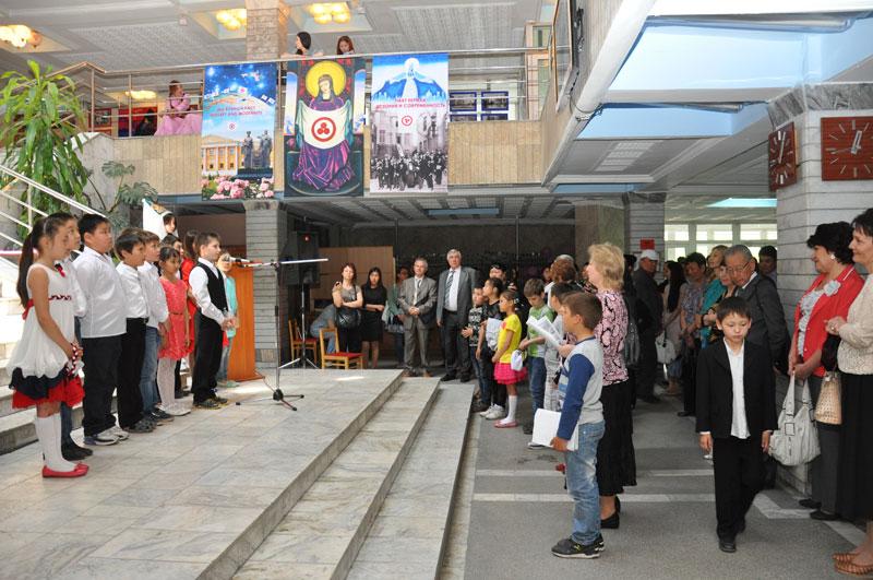 Поэтическое выступление учащихся учебно-воспитательного комплекса «Ак-Бала»