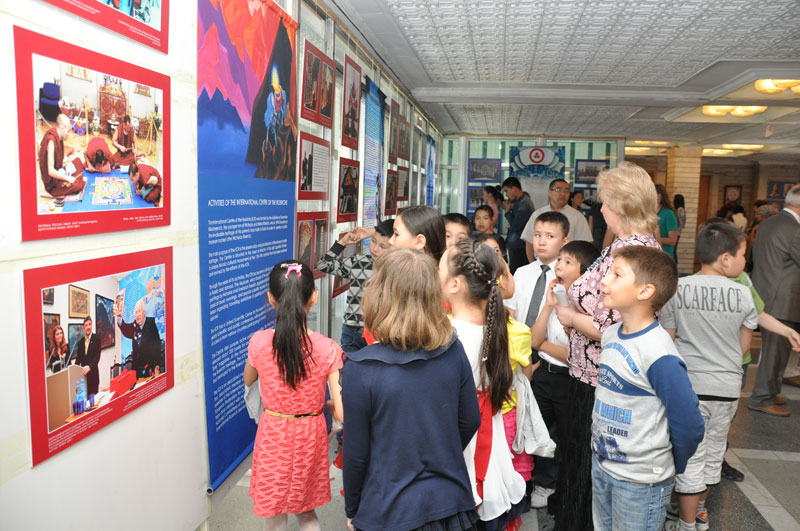 На выставке «Пакт Рериха. История и современность» в Бишкеке
