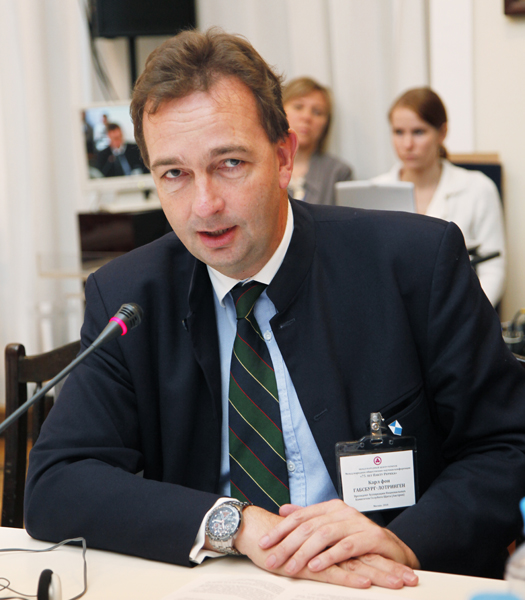 На круглом столе выступает президент Ассоциации Национальных Комитетов Голубого Щита Карл фон Габсбург-Лотринген