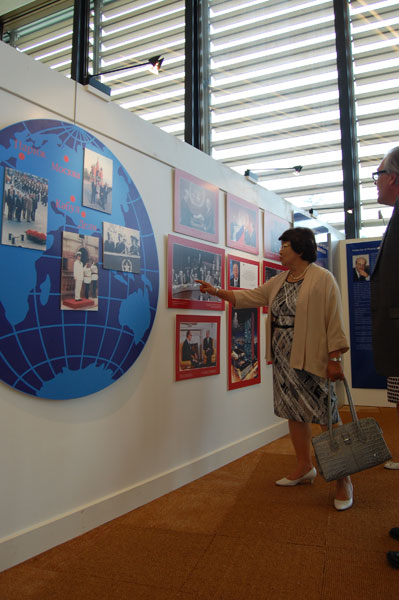 Посещение экс-президентом Кыргызстана Р.И.Отунбаевой выставки, посвященной Пакту Рериха 