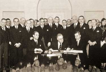 Церемония подписания Пакта Рериха в Белом Доме. Вашингтон (США). 15 апреля 1935 г.