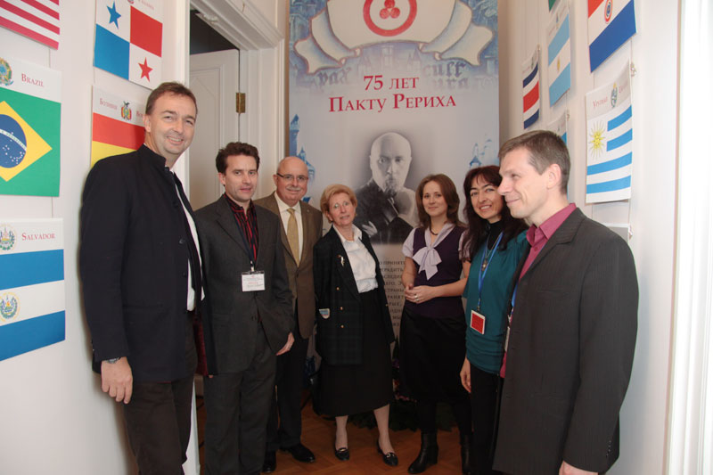 Члены австрийской делегации и сотрудники МЦР на выставке «75 лет Пакту Рериха»