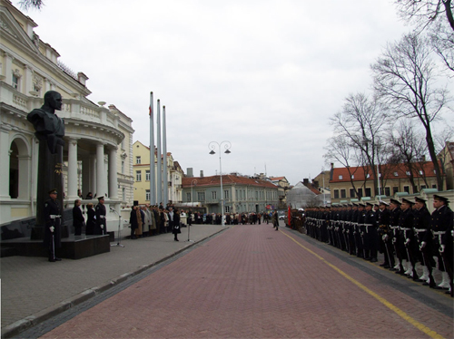 15 апреля 2009 г. Воинский парад Министерства обороны Литвы. Выступления министра обороны Литвы Расы Юкневичене, министра культуры Литвы Ремигиюса Вилкайтиса и Ауксе Нарвилене – посла Дня Культуры при Совете Комиссии по Культуре Союза Балтийских городов.