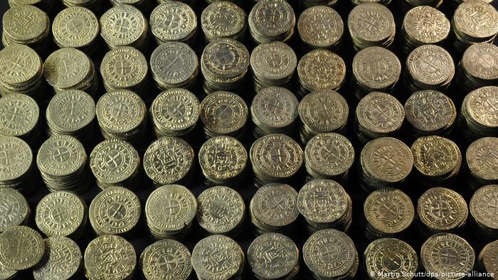 Золотые и серебряные монеты, спрятанные еврейским купцом в 1349 году во время погрома и найденные в 1998 году 