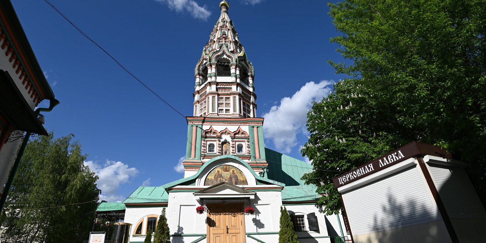 Самая высокая шатровая колокольня и изразцы на фасаде: чем еще ценна церковь Николы в Хамовниках