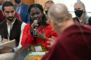 Во время первого дня саммита «Сострадательное лидерство» Грейс из Ганы делится опытом с Его Святейшеством Далай-ламой. Дхарамсала, штат Химачал-Прадеш, Индия. 18 октября 2022 г. Фото: Тензин Чойджор (офис ЕСДЛ).