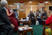 Во время первого дня саммита «Сострадательное лидерство» Его Святейшество Далай-лама слушает историю Тензин, тибетки, которая выросла в Индии, но сейчас живет в США. Дхарамсала, штат Химачал-Прадеш, Индия. 18 октября 2022 г. Фото: Тензин Чойджор (офис ЕСДЛ).