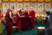 Его Святейшество Далай-лама покидает зал аудиенций по завершении первого дня саммита «Сострадательное лидерство». Дхарамсала, штат Химачал-Прадеш, Индия. 18 октября 2022 г. Фото: Тензин Чойджор (офис ЕСДЛ).