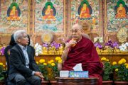 Его Святейшество Далай-лама выступает с обращением во время первого дня саммита «Сострадательное лидерство». Дхарамсала, штат Химачал-Прадеш, Индия. 18 октября 2022 г. Фото: Тензин Чойджор (офис ЕСДЛ).